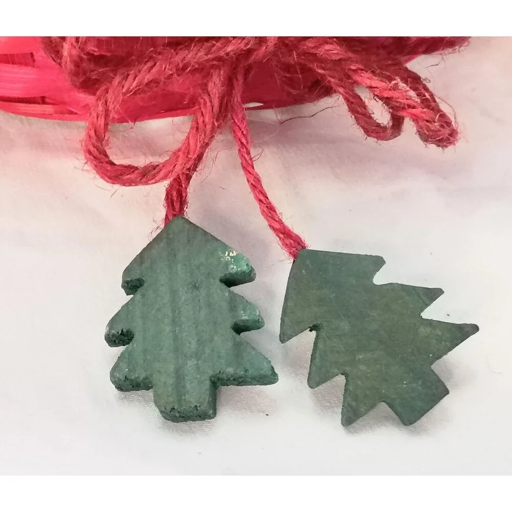 Round Pinkish Red Shallow Basket with Wooden Christmas Trees